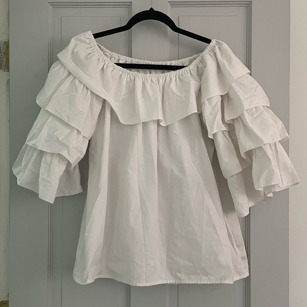 Euc Shepler’s Western Store white ruffle sleeved top size medium